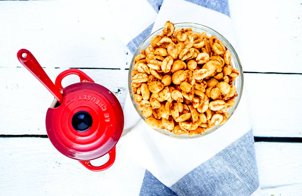 Roasted Peanuts - A sweet and salty snack that's naturally low-carb, vegan and gluten free. Perfect for a healthy diet, snack for work, or DIY gifts! #roastedpeanuts #simplesnackrecipes