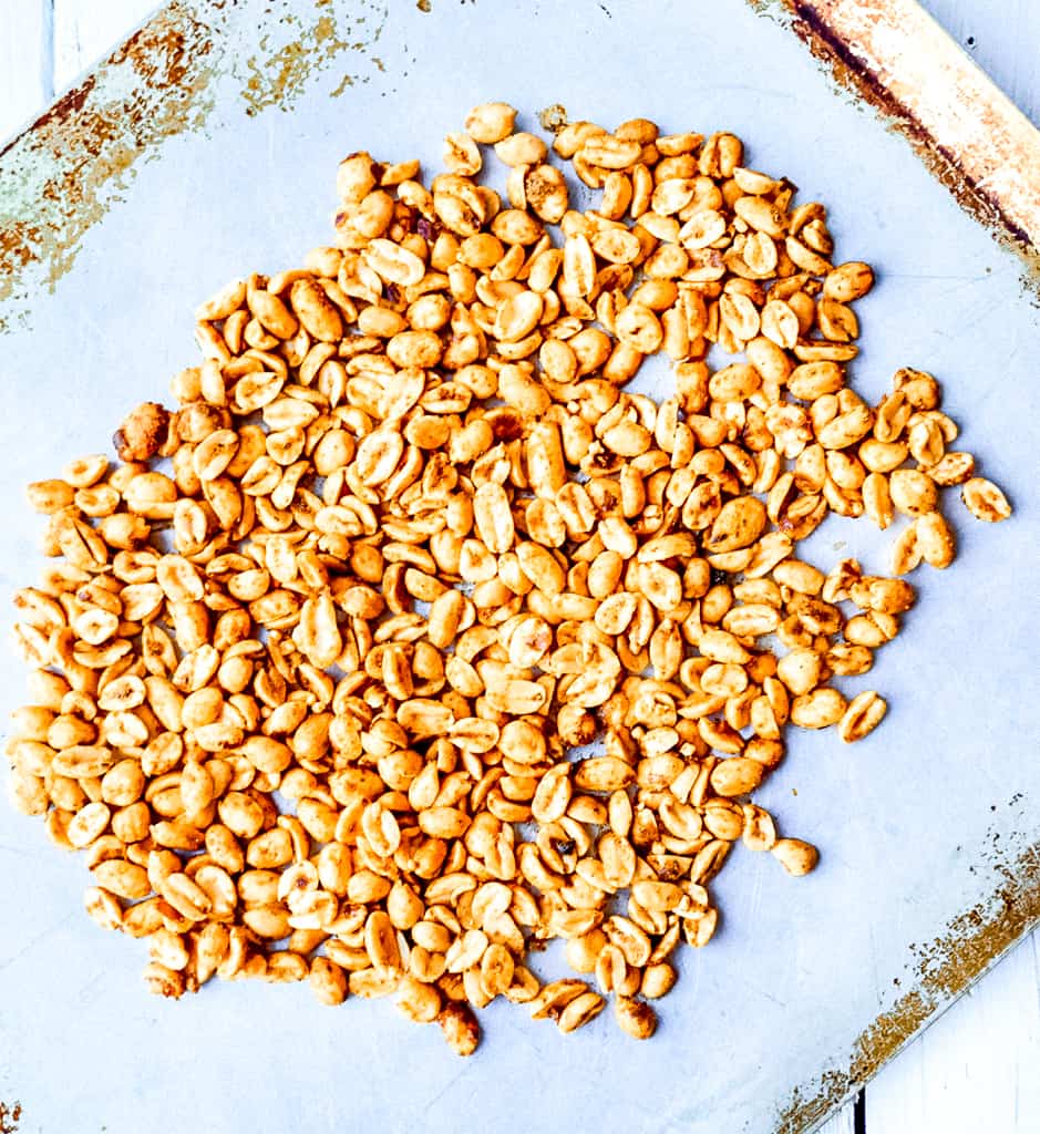 Roasted Peanuts - A sweet and salty snack that's naturally low-carb, vegan and gluten free. Perfect for a healthy diet, snack for work, or DIY gifts! #roastedpeanuts #simplesnackrecipes