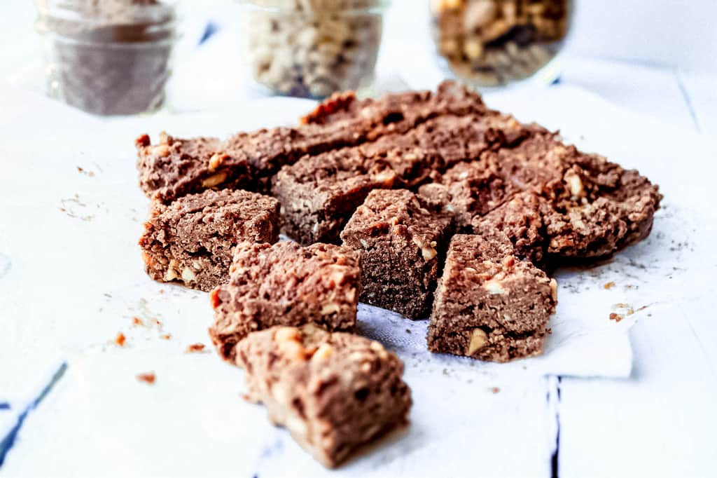 Chocolate Peanut Butter Protein Bars - A high protein snack post workout or just because! Can be made vegan with an alternative protein powder. Requires no baking! #nobakeproteinbars #chocolatepeanutbutterproteinbars #proteinbarrecipes