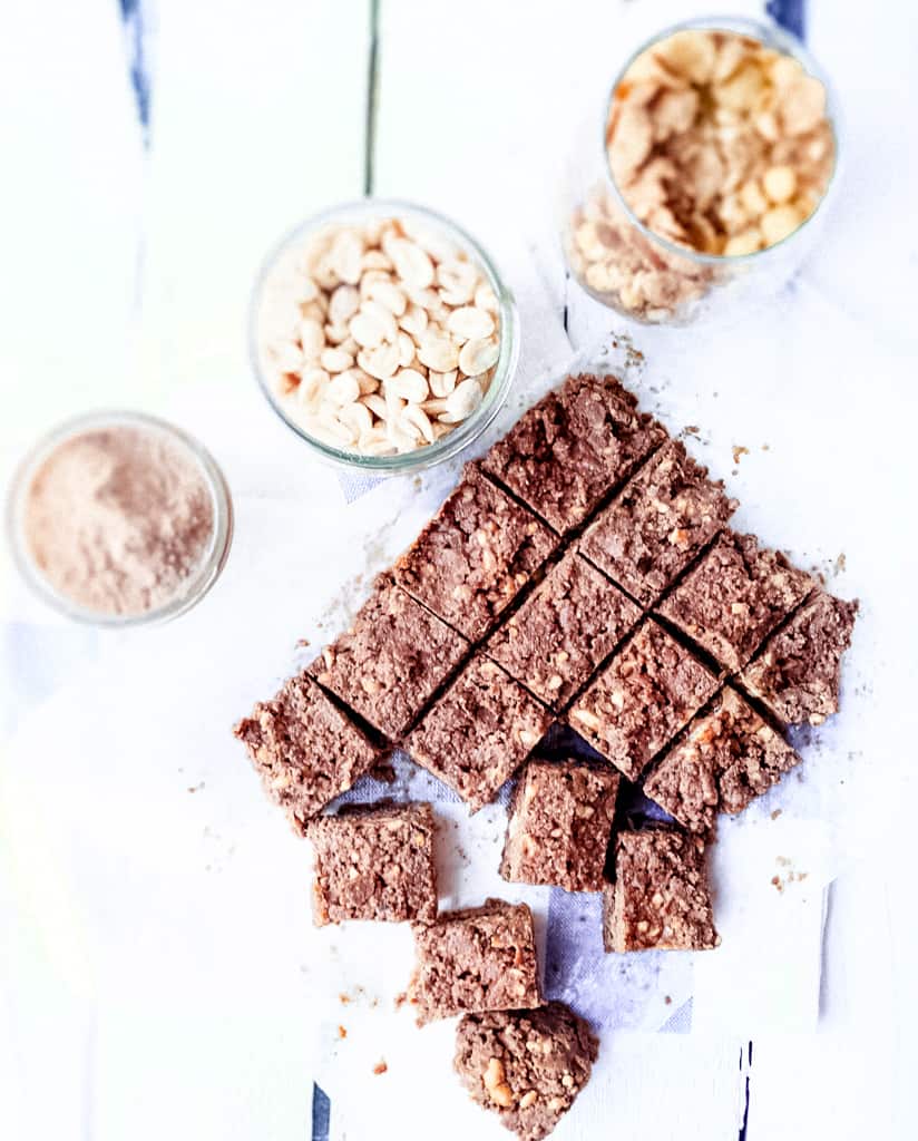Chocolate Peanut Butter Protein Bars - A high protein snack post workout or just because! Can be made vegan with an alternative protein powder. Requires no baking! #nobakeproteinbars #chocolatepeanutbutterproteinbars #proteinbarrecipes