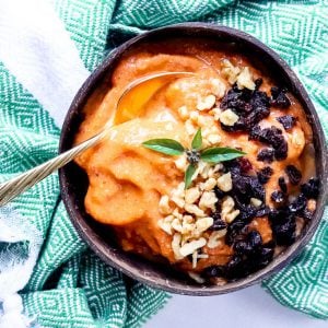 Carrot Cake Smoothie Bowl - @shawsimpleswaps #carrotcake #smoothiebowl #vegetarian #plantbased #noaddedsugar