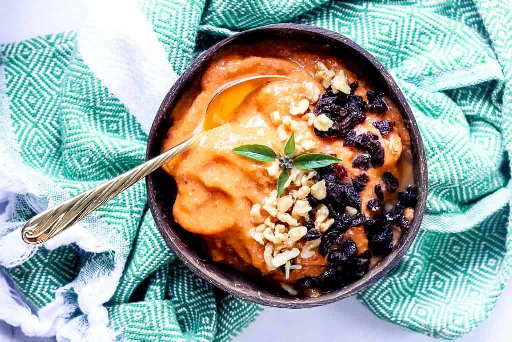 Carrot Cake Smoothie Bowl - @shawsimpleswaps #carrotcake #smoothiebowl #vegetarian #plantbased #noaddedsugar